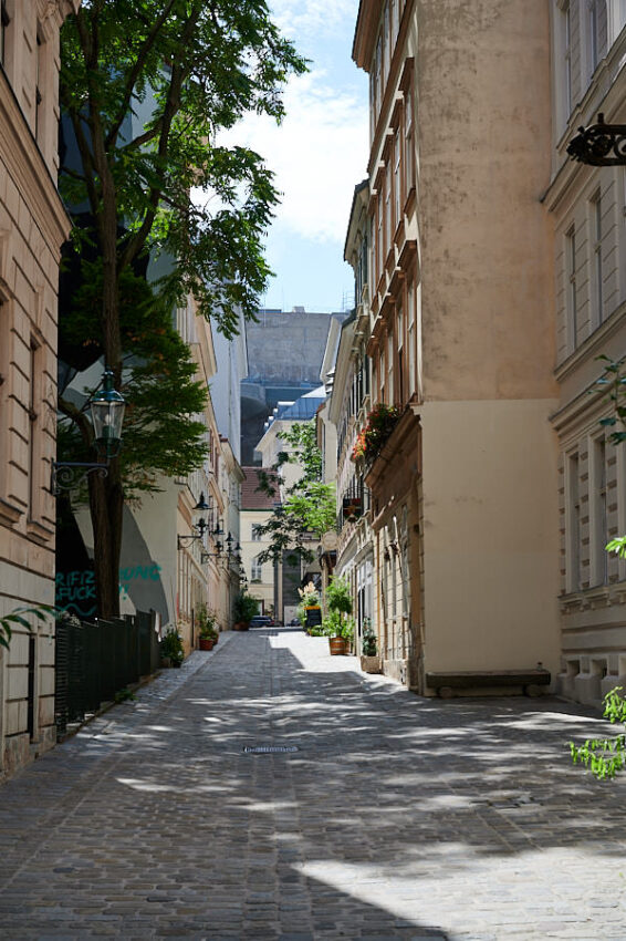 Eine begrünte Gasse