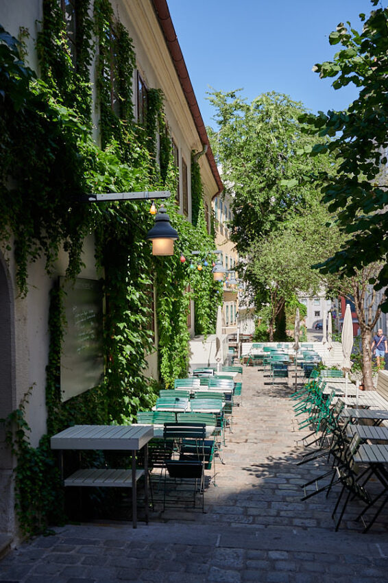 Ein Gastgarten eines Restaurants