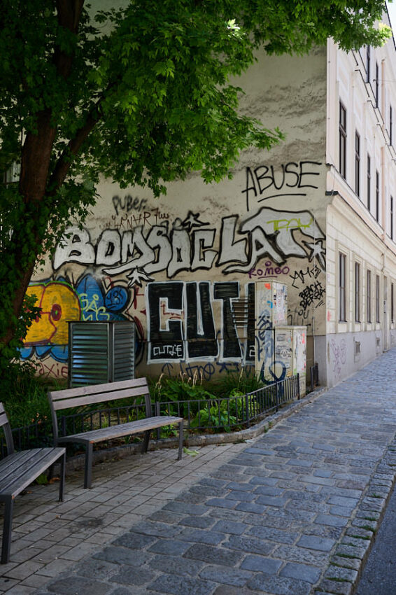 Eine Nische mit zwei Sitzbänken