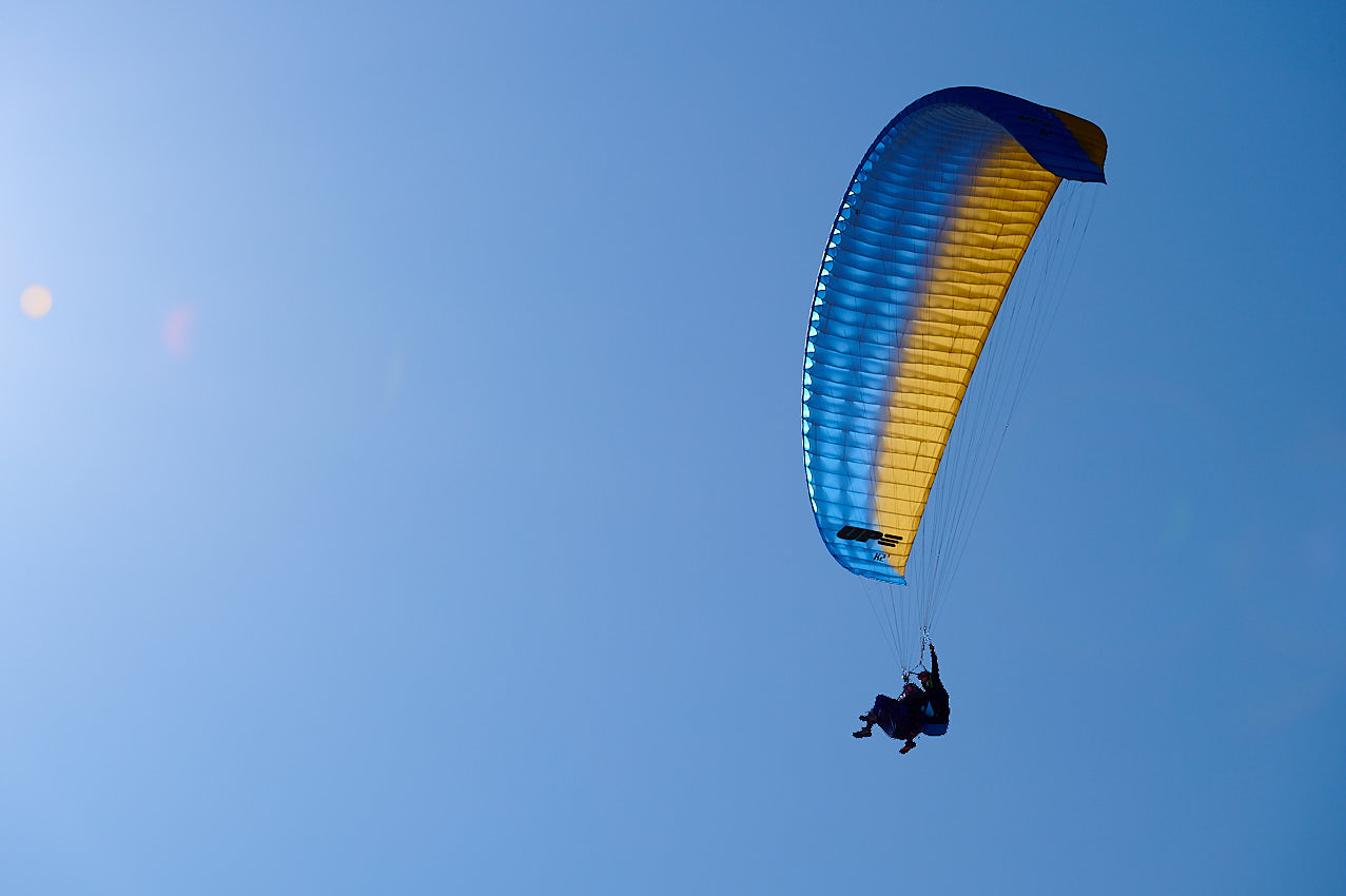 Tandem-Gliden bedeutet: Einer steuert den Paraglider, der andere staunt.