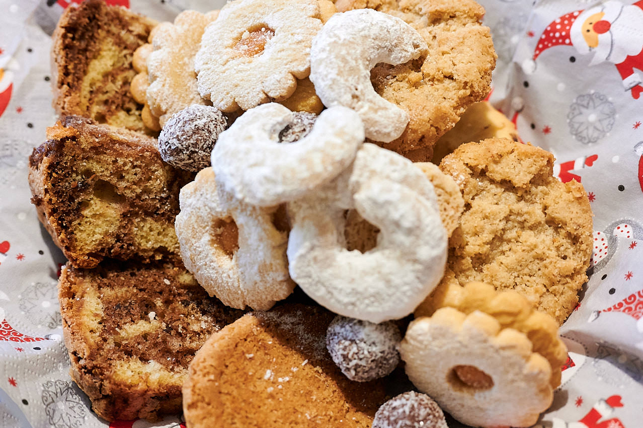 Weihnachtsbäckerei und, hier nicht im Bild, Brötchen. Klar, auch Punsch durfte nicht fehlen.