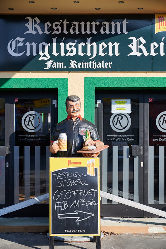 Ein Restaurant-Eingang mit Figur davor