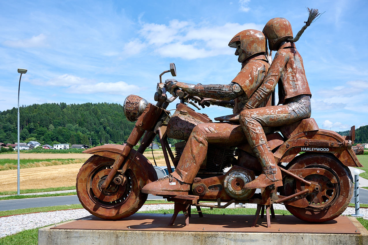 Biker-Skulptur im Kreisverkehr