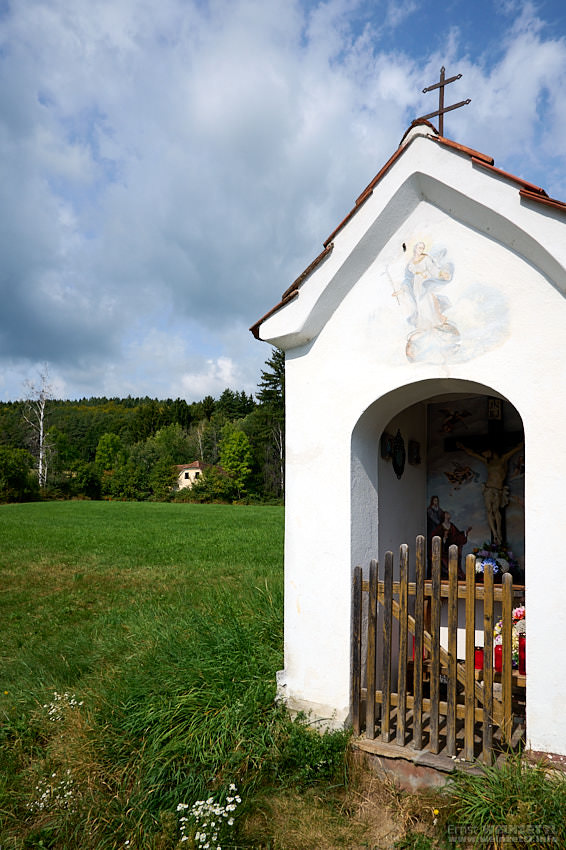 "Marterl", bei unseren nördlichen Nachbarn auch "Bildstock" genannt, vor einem vor sechzig Jahren verlassenen Bauernhof