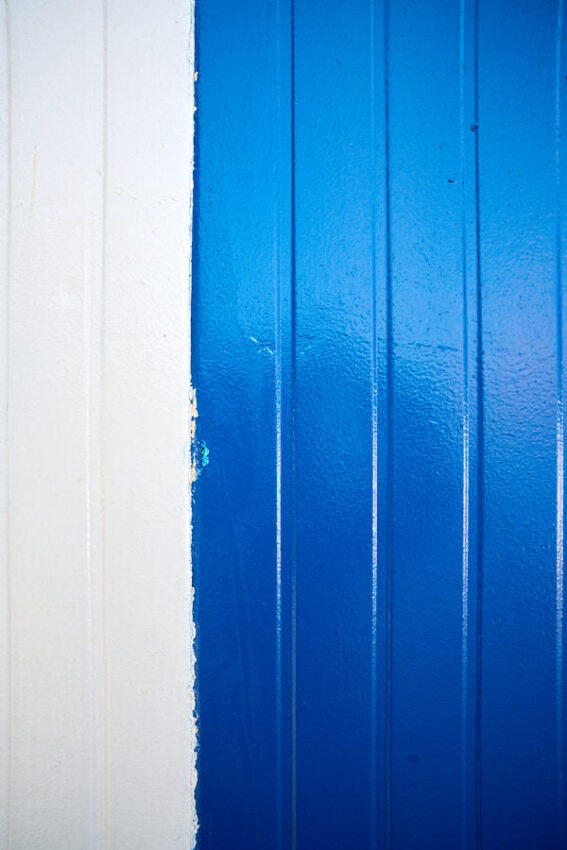 Zweifarbig gestrichene, gerippte Wand