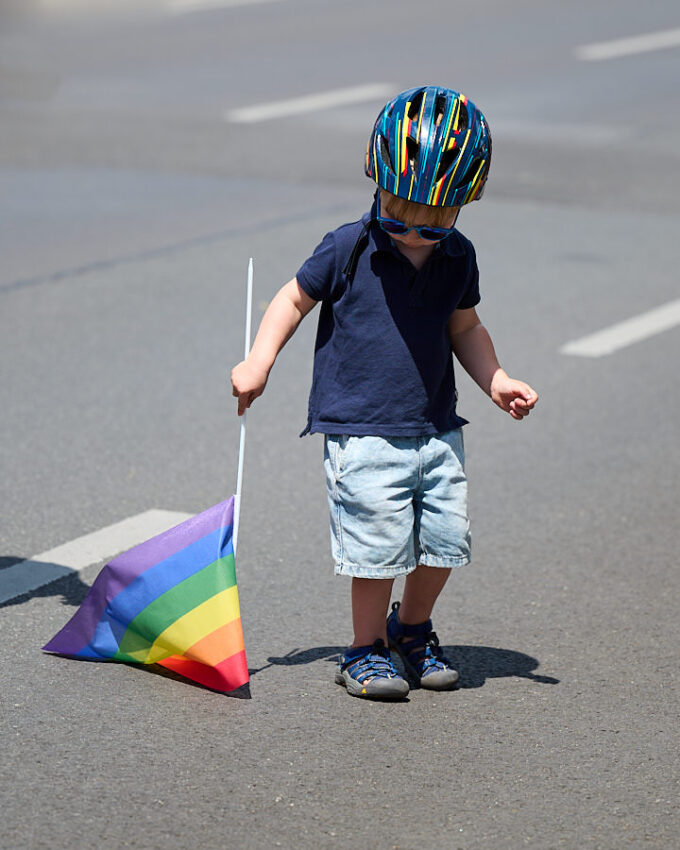 Kind mit Regenbogenfarbe