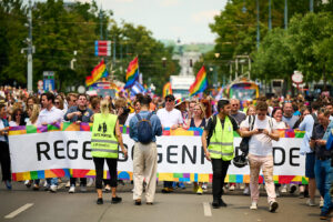 Eine große Menschenmenge wartet auf den Start