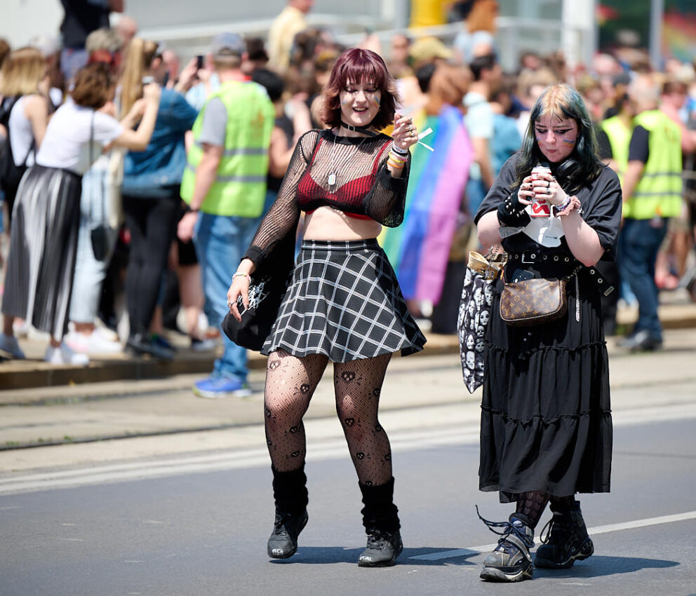 Zwei Frauen im Umzug
