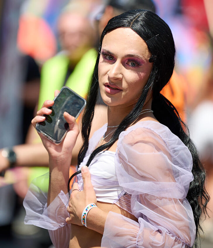 Eine leicht bekleidete Frau mit Handy