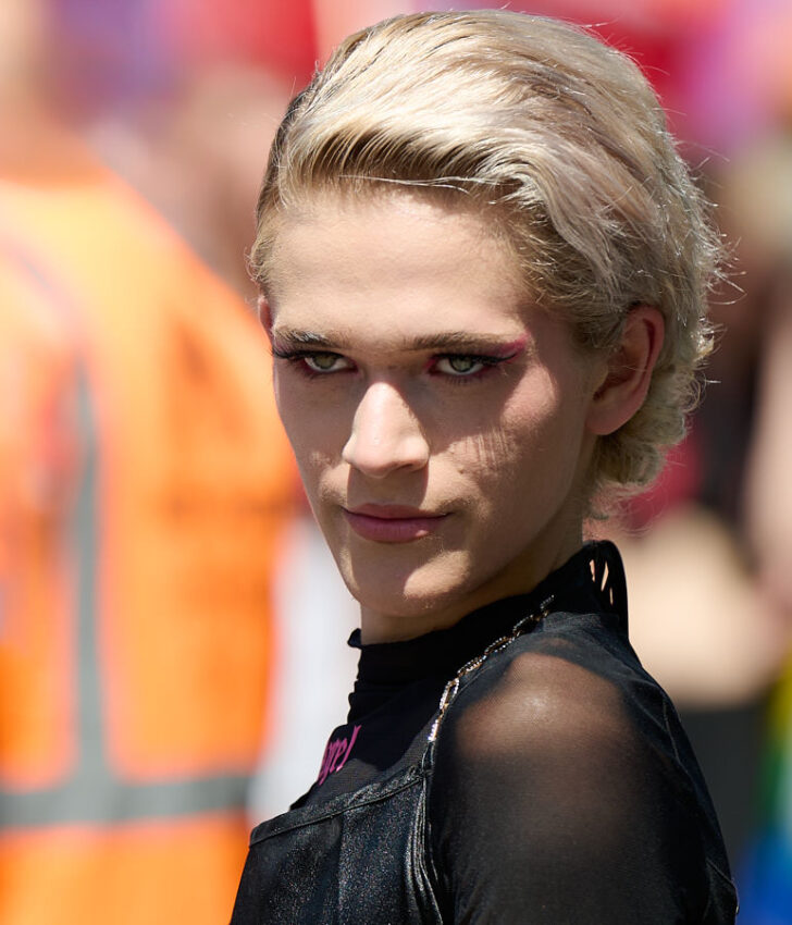 Mann mit blonder Frisur und steckendem Blick
