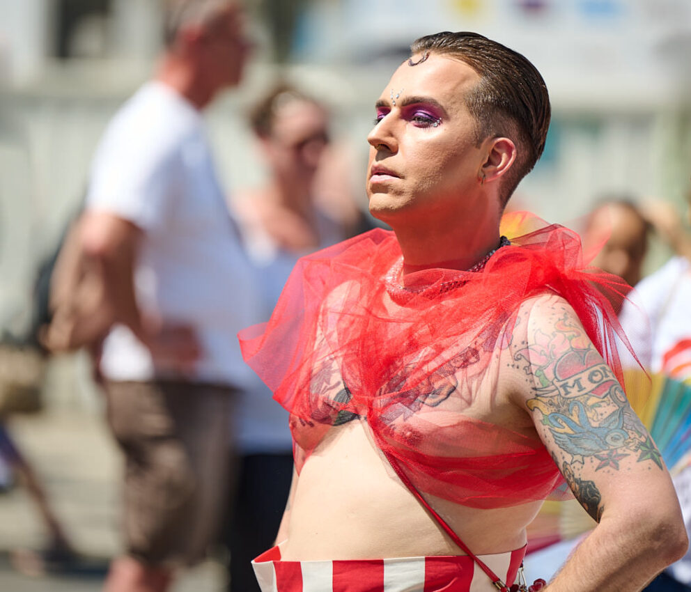Ein Mann in rot-weißer Kleidung