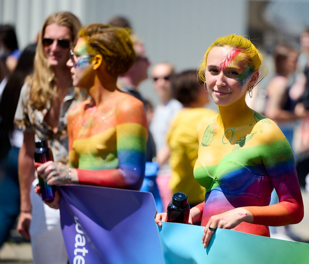 Zwei Frauen mit buntem Body Painting