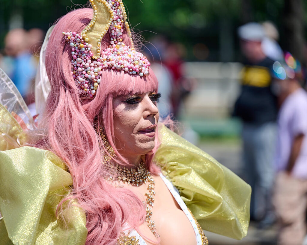 Person in rosa-hellgrüner Kleidung