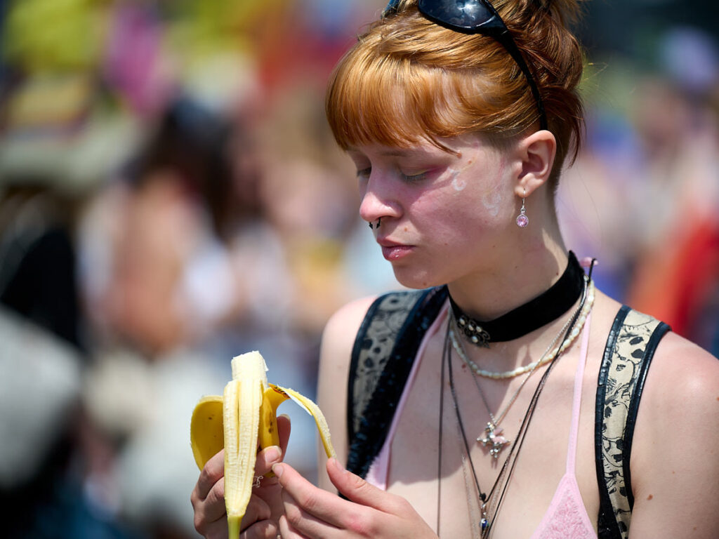 Eine Frau isst eine Banane