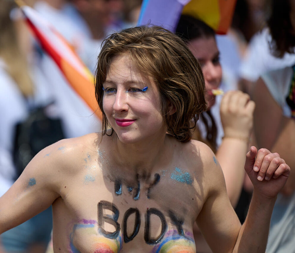 Eine Frau mit Body Painting auf der Brust