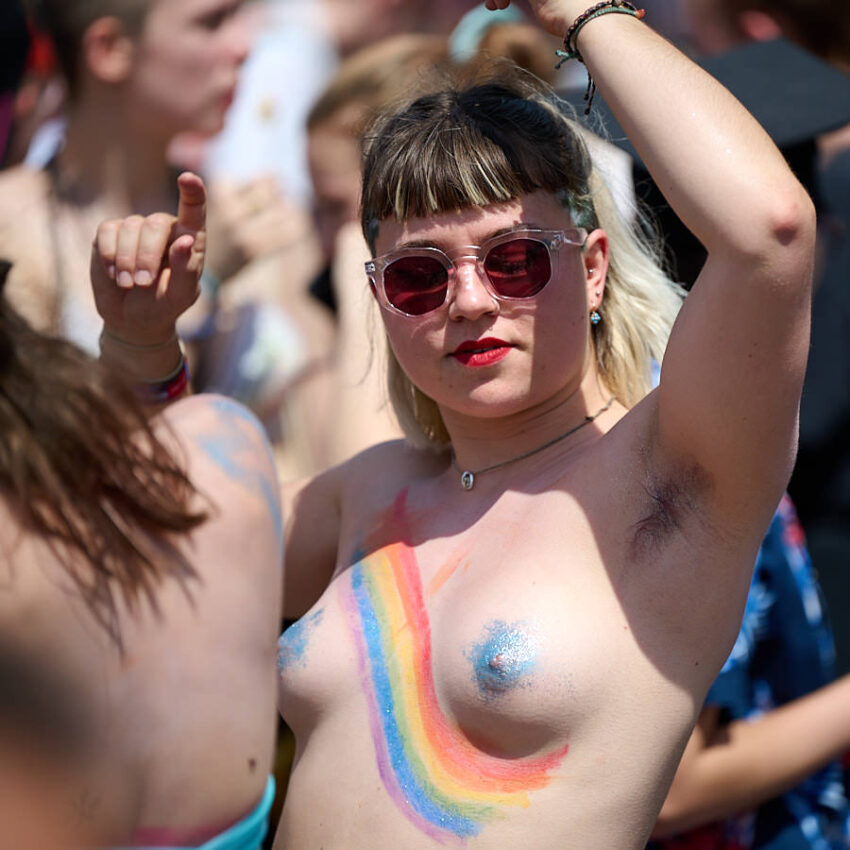 Frau mit Regenbogen-Bemalung