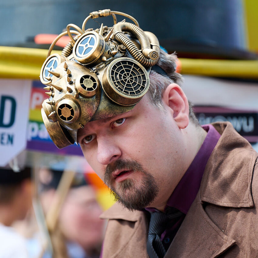Ein Mann mit einem Steampunk Hat aus Messingteilen