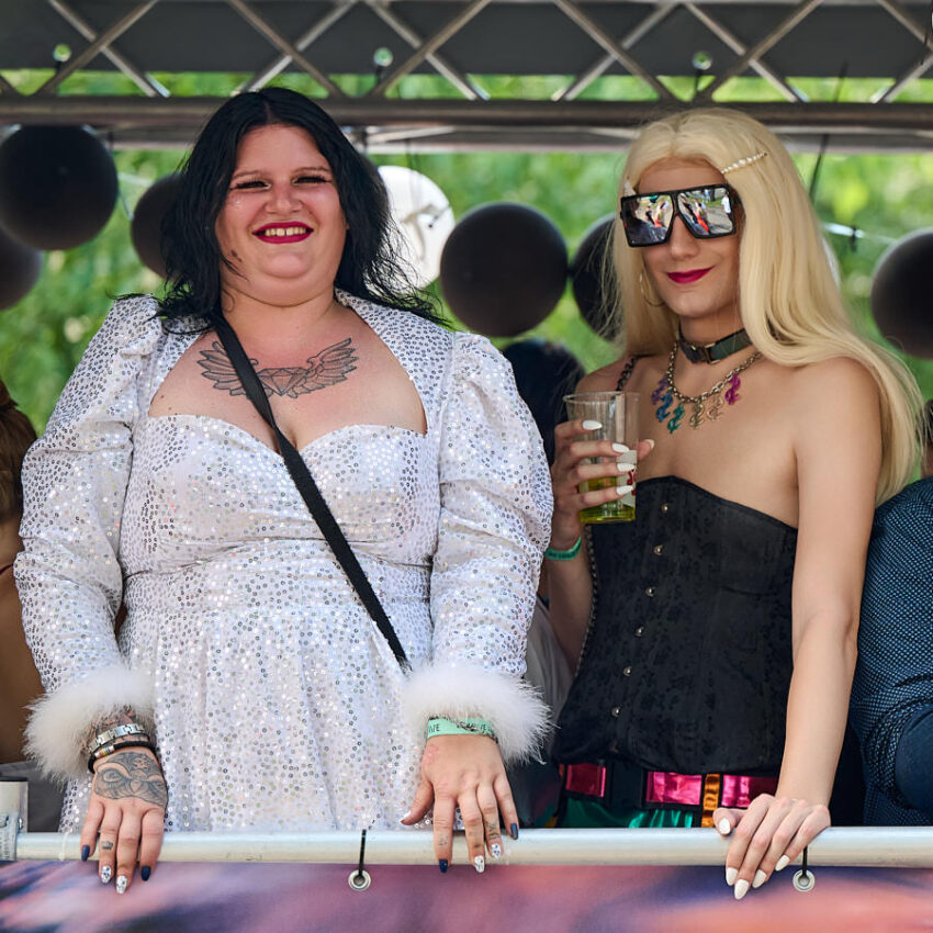 Zwei Frauen posieren für ein Foto