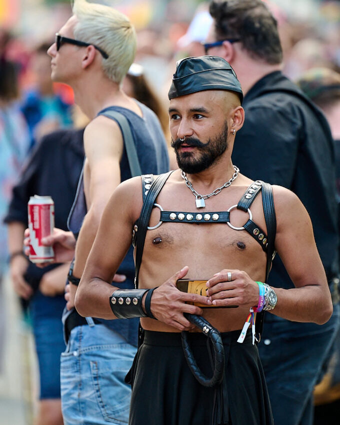 Ein Mann in Lederoutfit