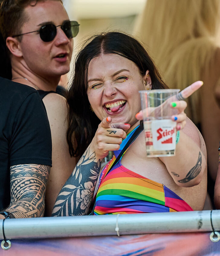 Eine Frau in Badebekleidung mit einem Drink in der Hand