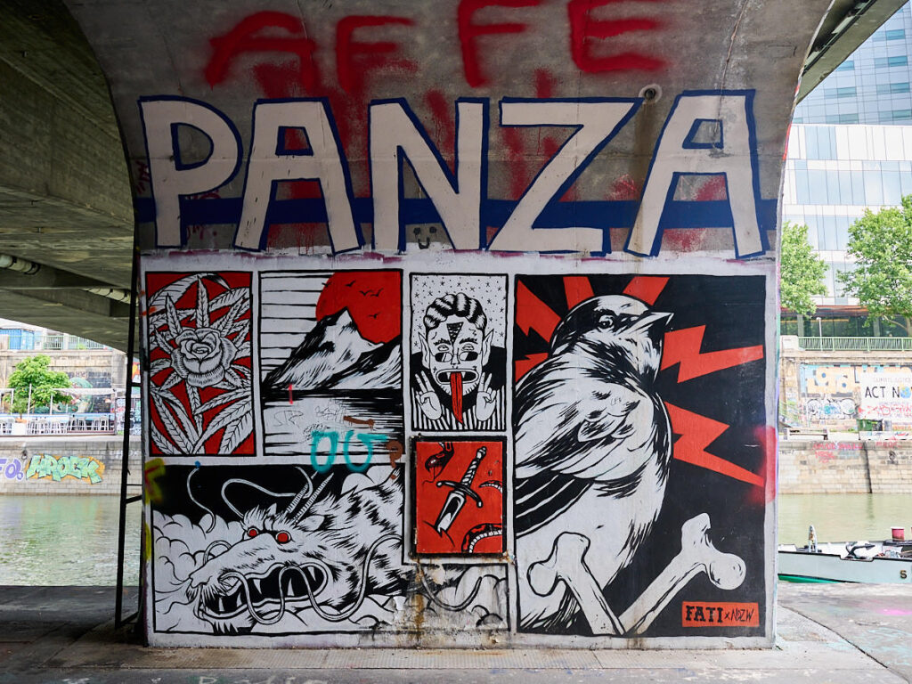 Comic-ähnliche Graffiti unter einer Brücke