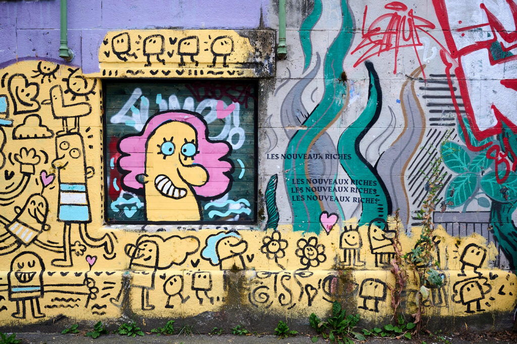 Graffiti mit Aufschrift "Les Nouveaux Riches"
