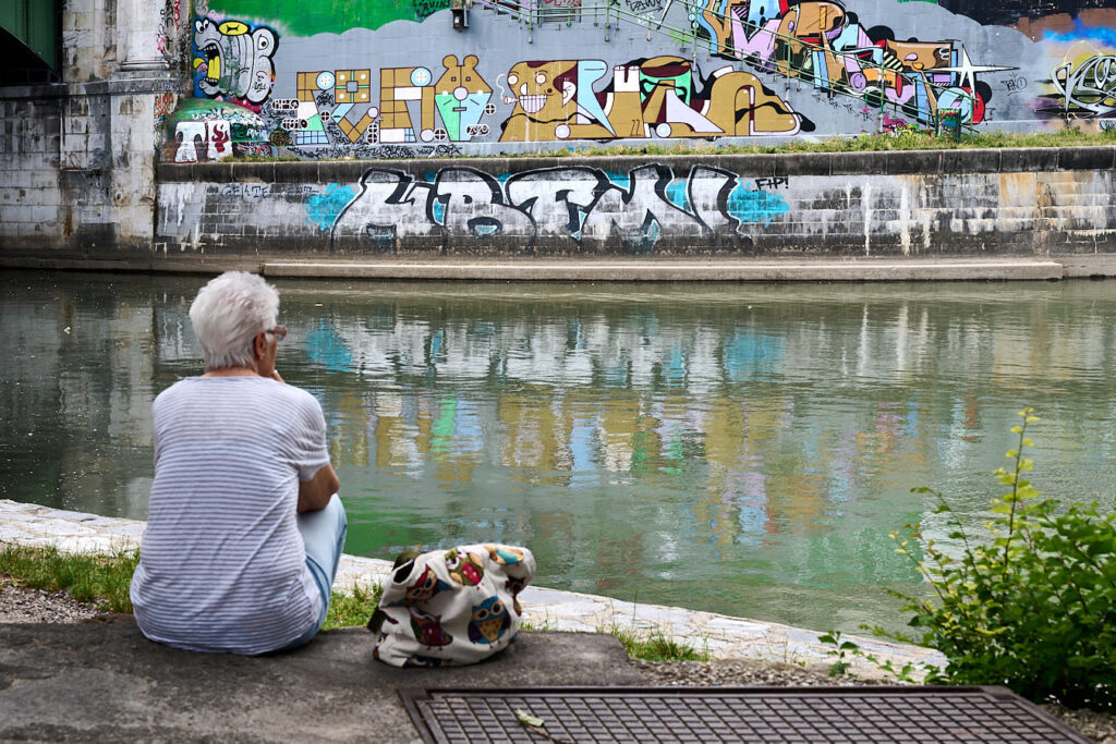 Eine Frau am Ufer der Wien bei deren Mündung
