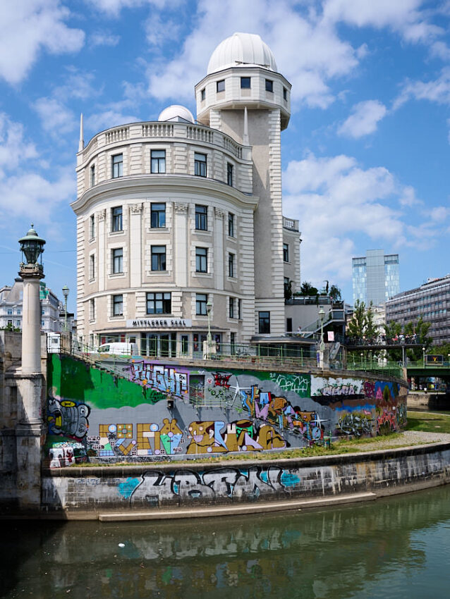 Die Urania mit darunter liegendem Ufer der Wien und Graffiti