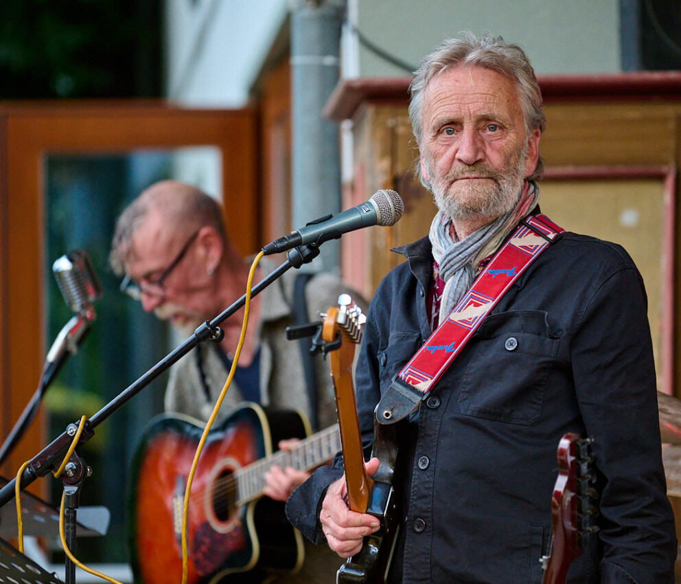 Zwei Musiker mit Gitarren