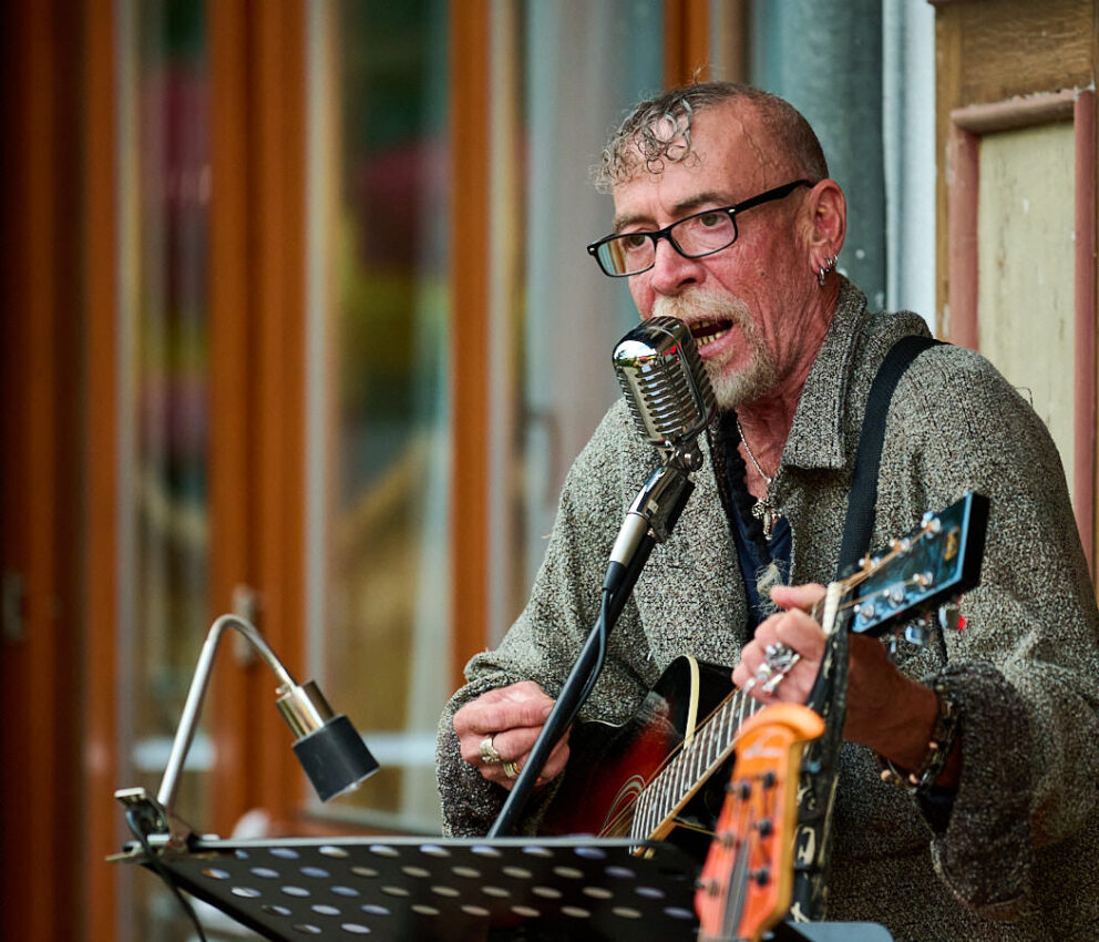 Ein Musiker mit Gitarre