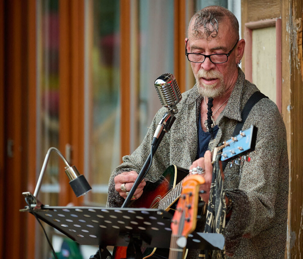 Ein Musiker spielt Gitarre.