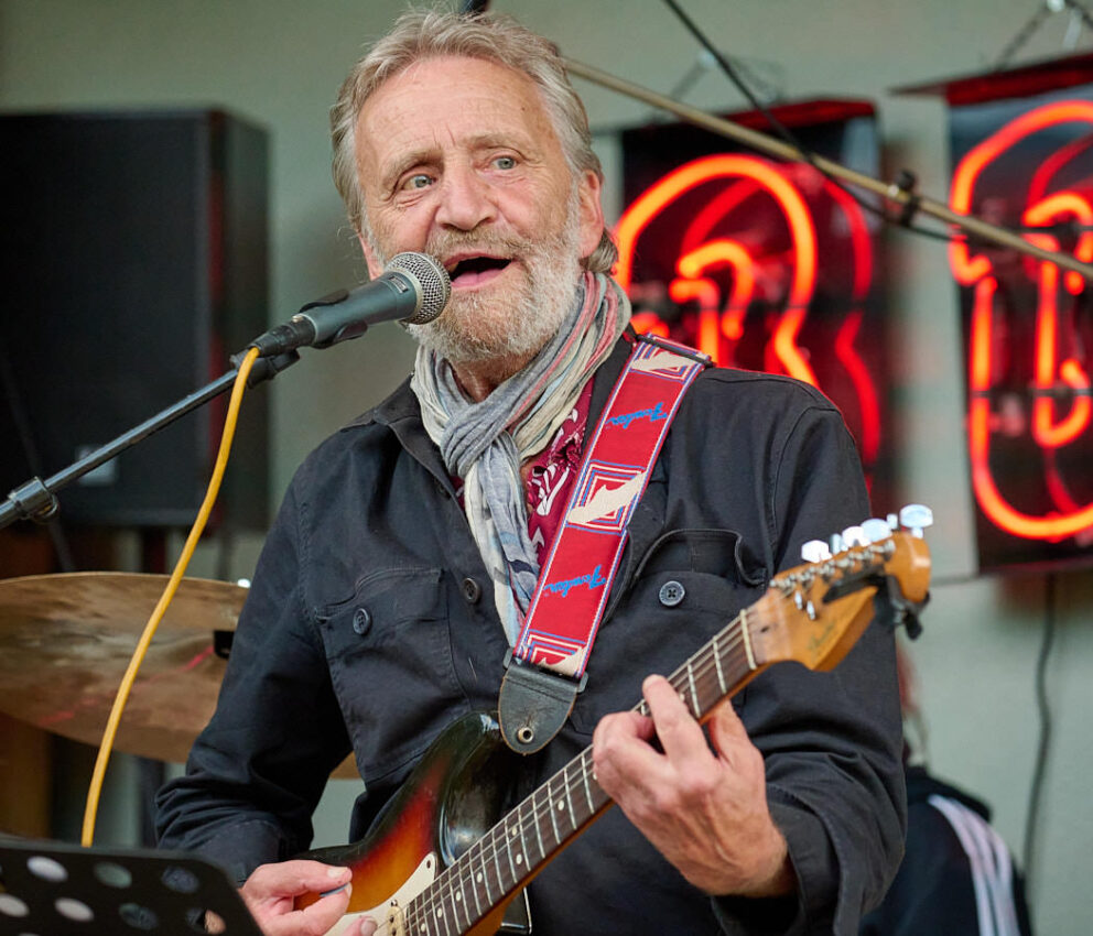 Der Gitarrist beginnt zu singen.