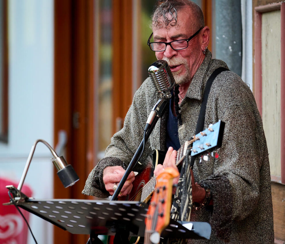 Barney Patterson ist ein Vollblutmusiker, der sich in die Songs hineinlebt.