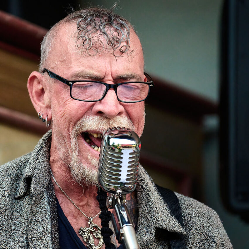 Sehr authentisch singt Barney den Blues.