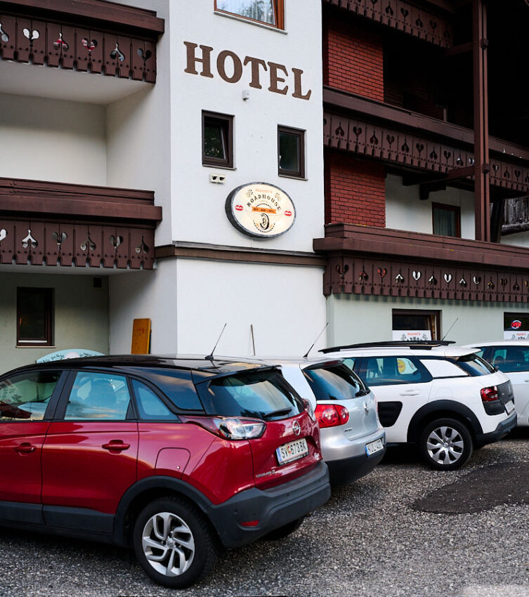 Hotel mit parkenden Autos davor