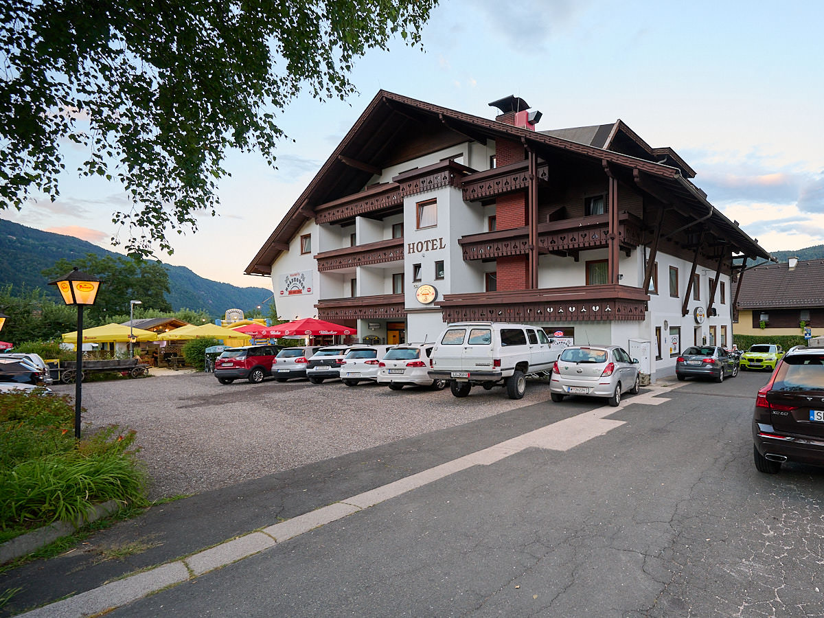 Ein großes Hotel mit Autos davor