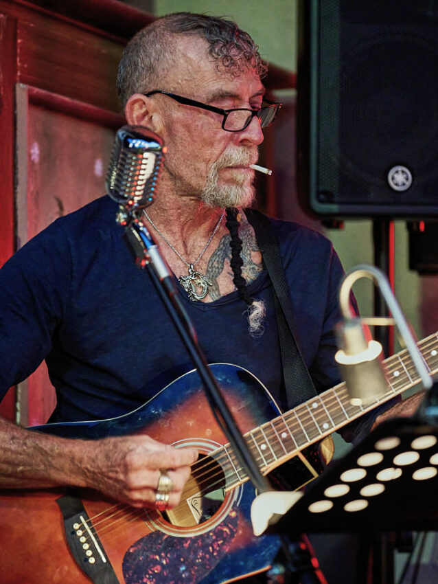 Gitarrist mit Musikinstrument und Zigarette