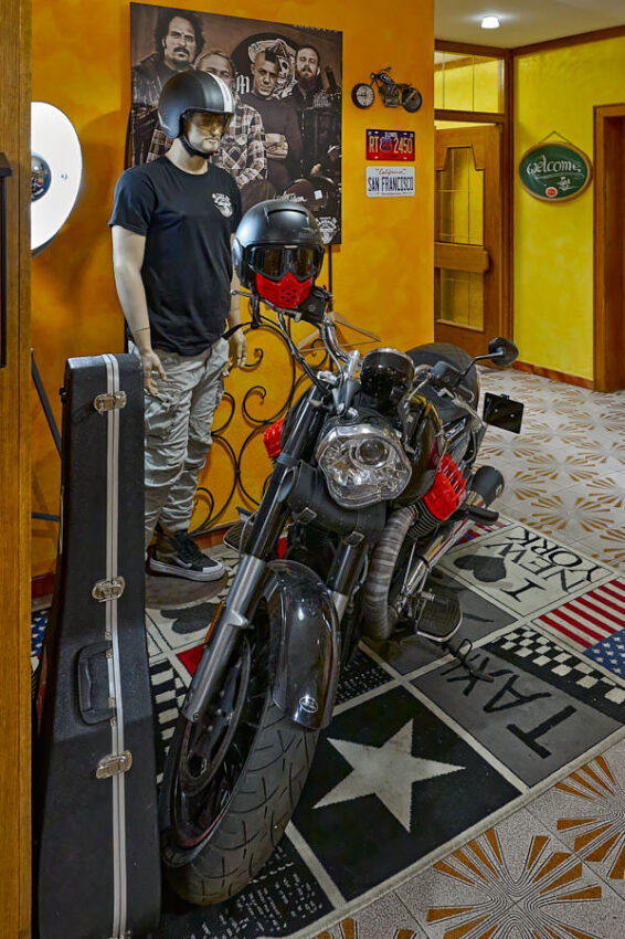 Inneneinrichtung des Hotels mit Motorrad