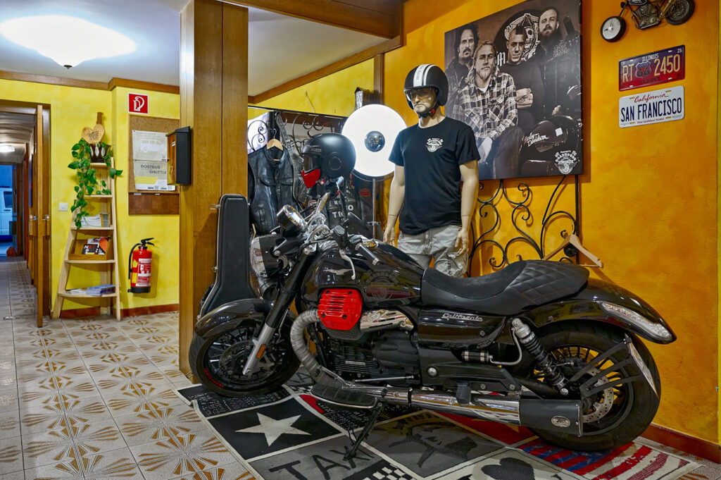 Inneneinrichtung des Hotels mit Motorrad und Fahrer