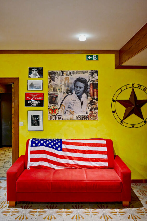 Sitzmöbel mit USA-Fahne und Hollywood-Bildern