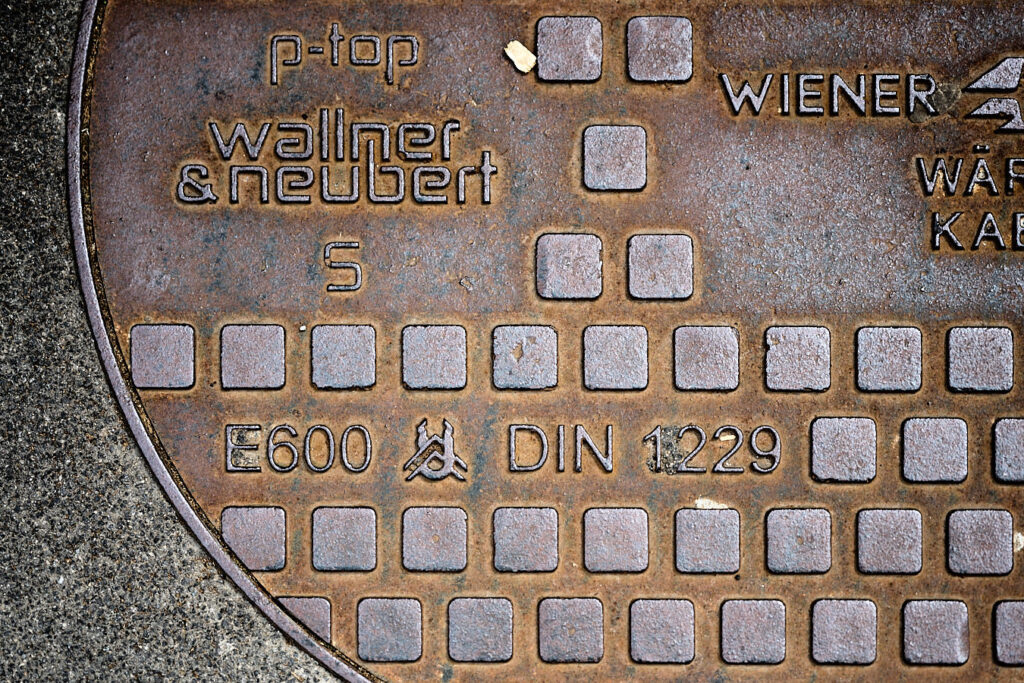 Detail eines Kanaldeckels