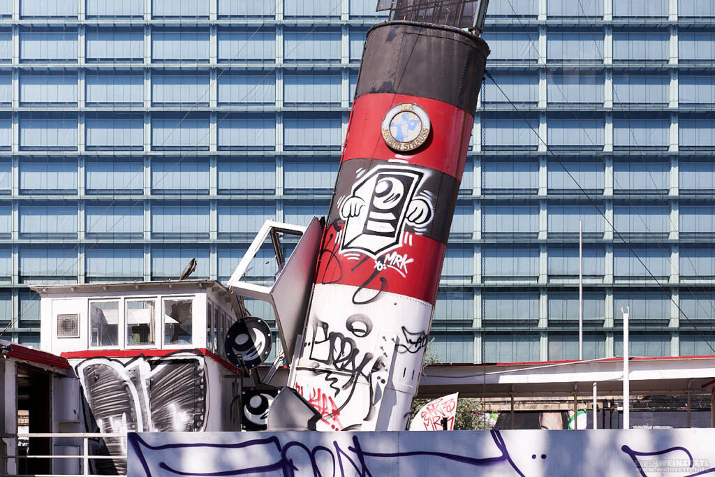 Derselbe Schornstein, zehn Jahre später mit Graffiti