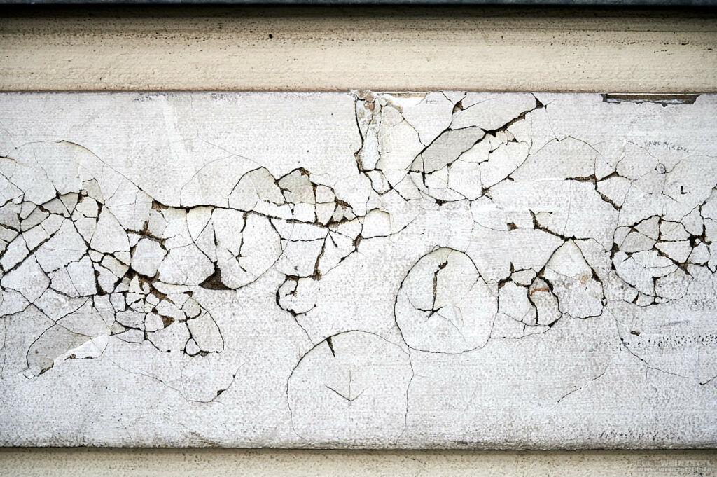 Mit Hammer zerschlagene Fassade
