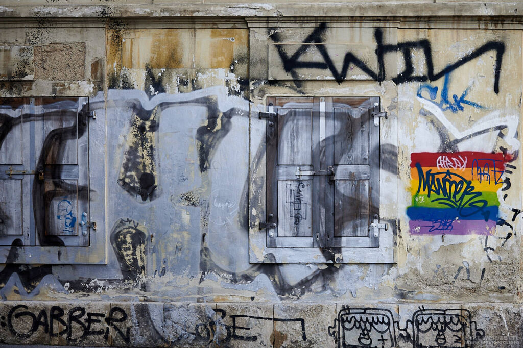 Eine Wand mit Graffiti