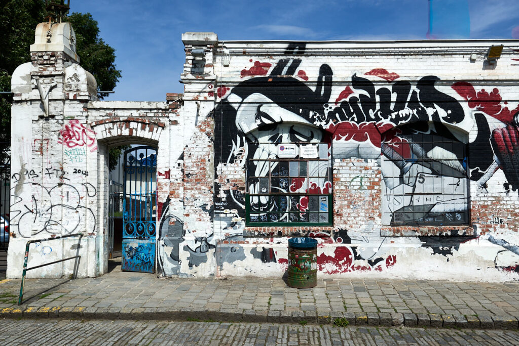 Eine Mauer voll mit Graffiti
