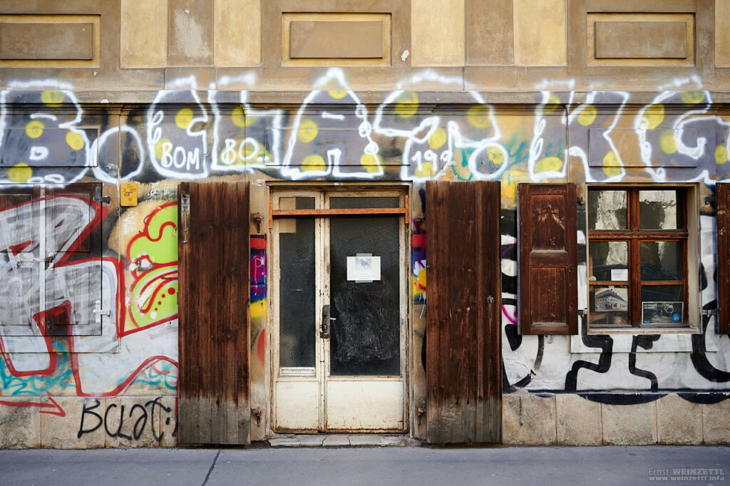 Ein Haus bemalt mit Graffiti