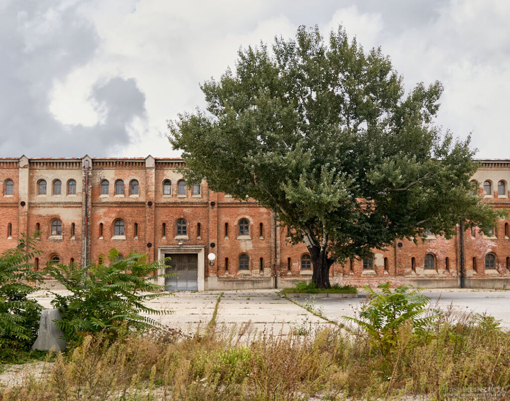 Arsenal, Depot, Obj. 6, mit einem Baum davor