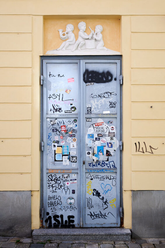 Eine Tür mit Graffiti