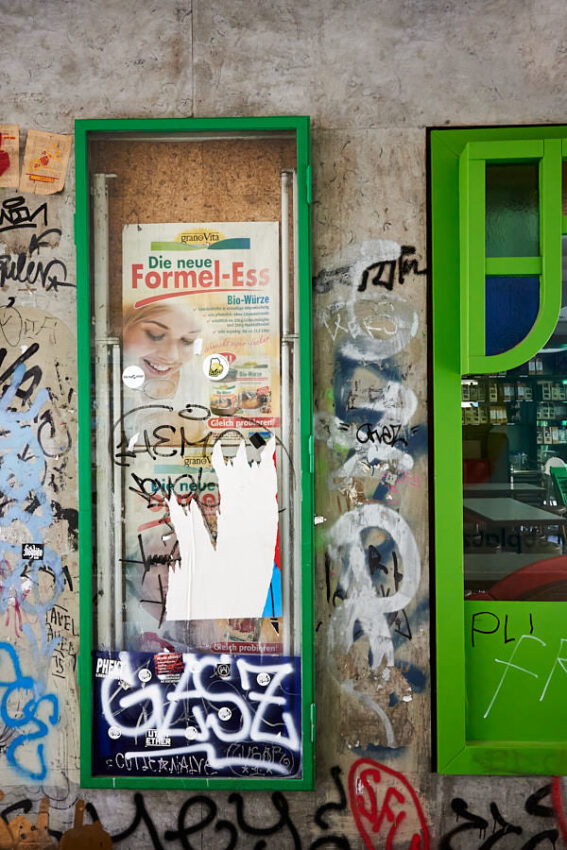 Zerbrochener Schaukasten mit Graffiti