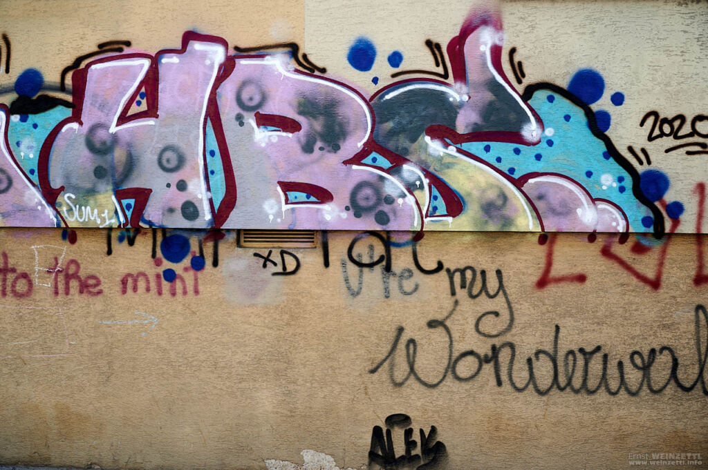 Wand mit Graffiti